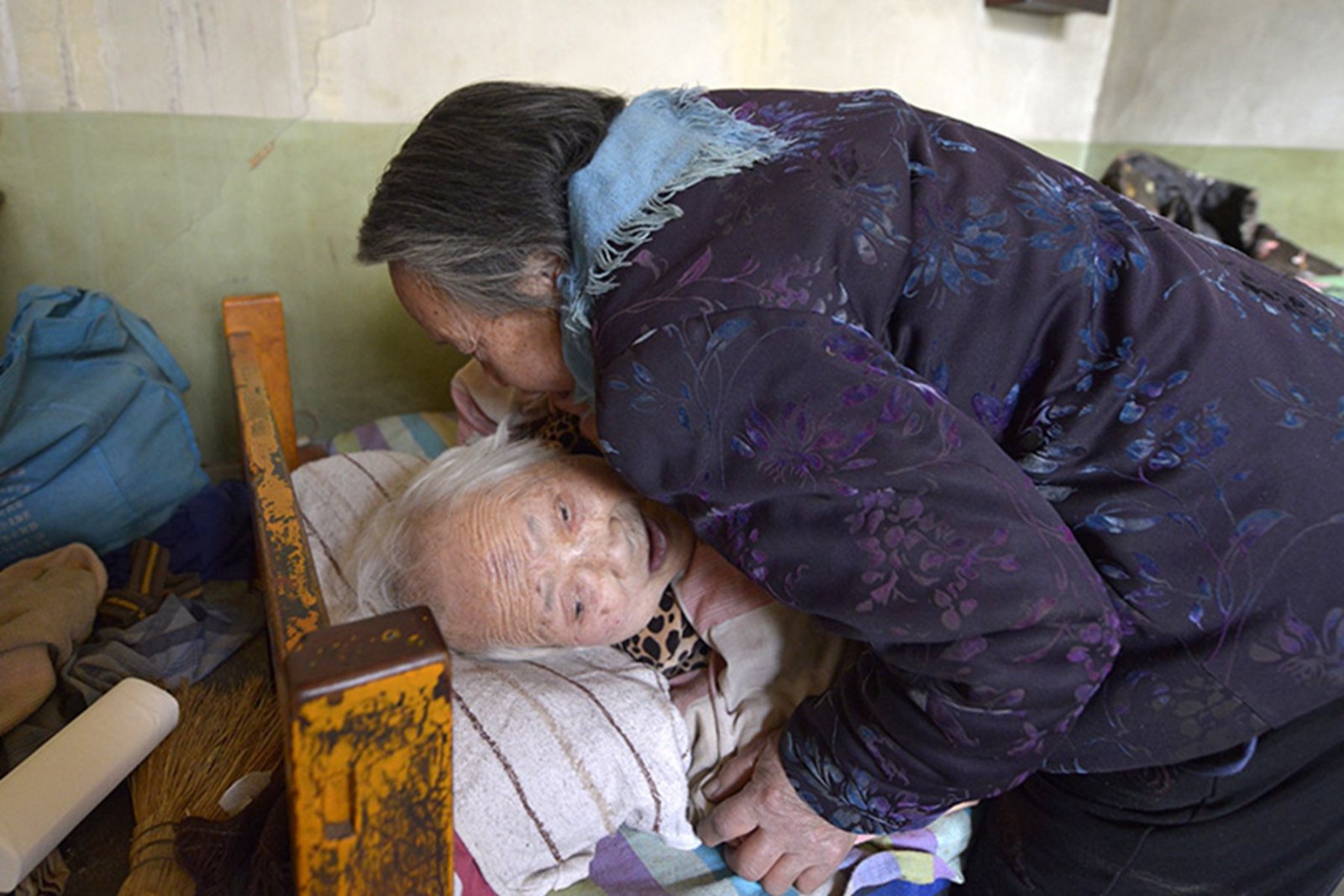 94岁农村老奶奶随身带着一件小包袱从来不离身，她说里边有宝贝