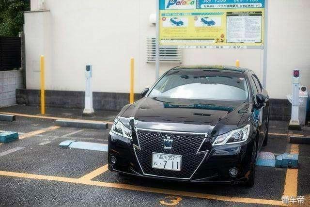 路遇日版皇冠，差距不是一般大，网友：难怪国产的卖不动