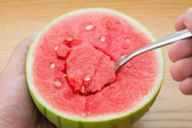 韩国土豪到中国旅游,看到中国人吃这种东西,感