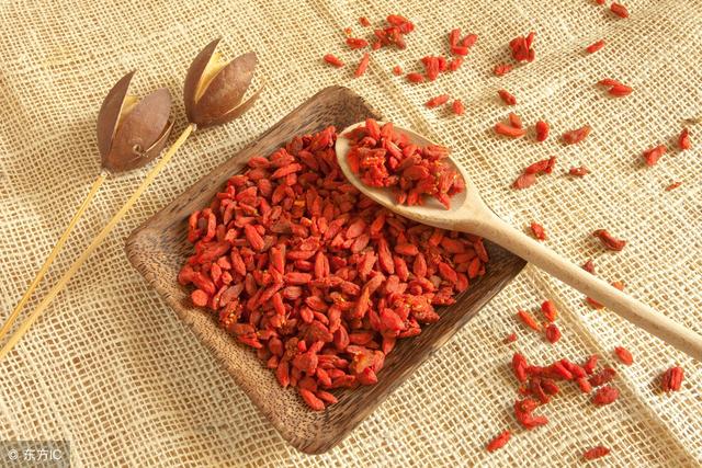 枸杞和桑葚泡水喝有什么好处?知道这3个好处