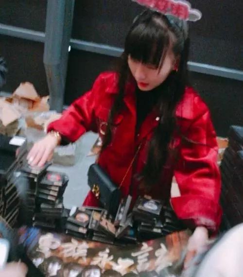 LOL:看了史森明身边的小姐姐,强迫症大呼受不