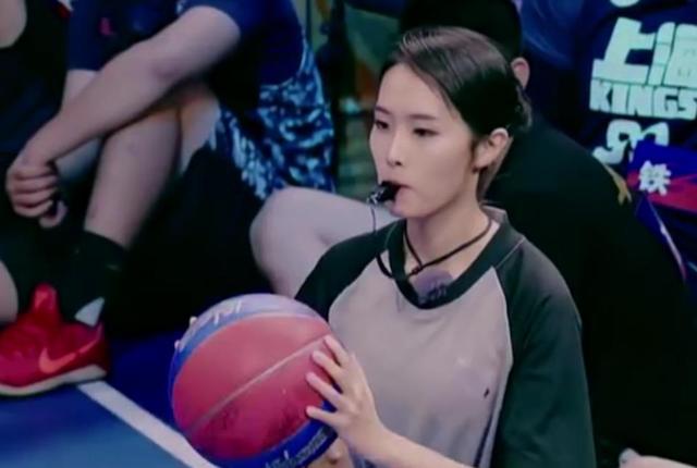 《这!就是灌篮》美女裁判抢镜!表情巨惊讶,下巴