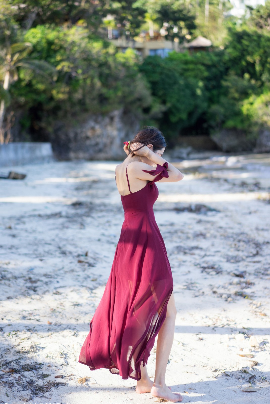 高挑身材美女穿衣,白色吊带加上紧身牛仔裤,青春靓丽惹人爱