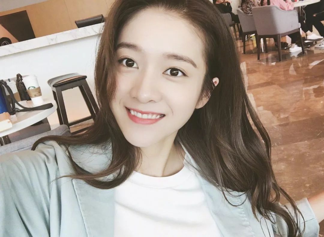 对比张雪迎和杨紫的童年照,一个由丑变美,一个