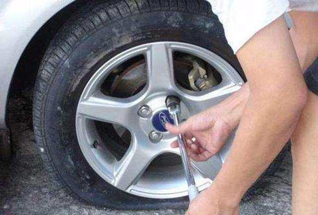 汽车轮胎扎钉该不该拔?