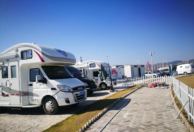 海西房车红色之旅第四站，几十辆房车巡游厦门双鱼岛房车露营地！