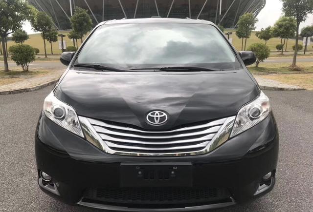 10多W拥有 2014款丰田塞纳3.5 黑色米灰内