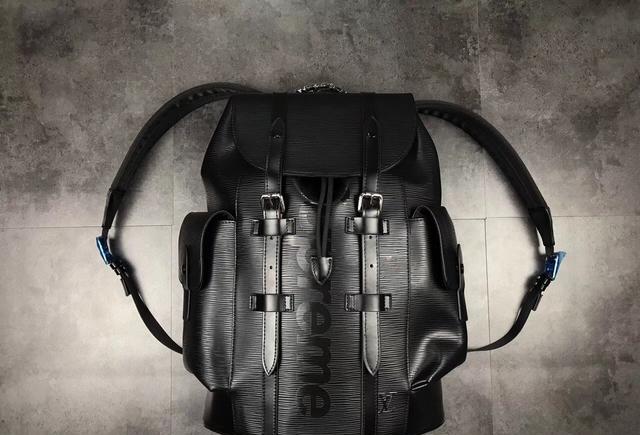 最潮的时尚单品,售价3万的LV 联名 Supreme 双肩包