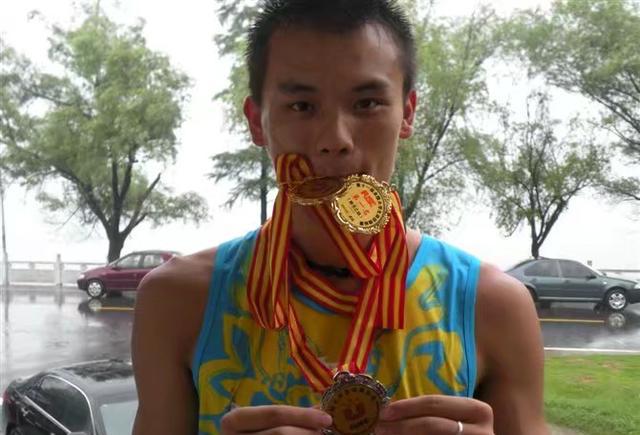 初中生从没有训练过短跑,百米手记十秒七九。