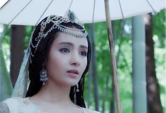 女星古装撑伞美照，baby美翻了，麦迪娜力压群芳，她无人超越