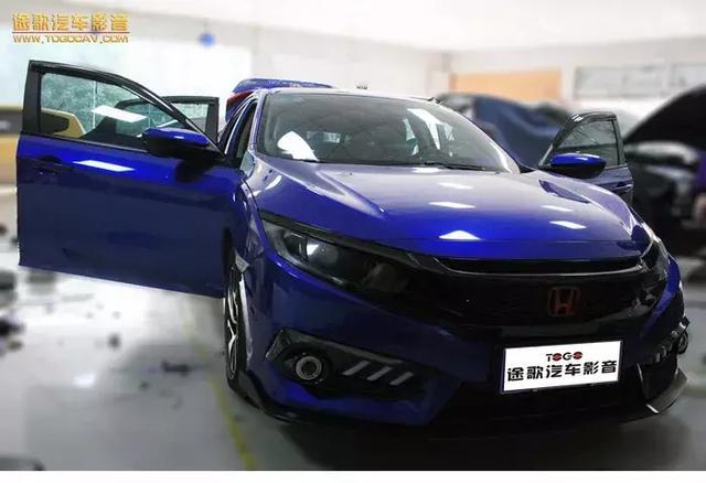 这辆本田思域改装的有点帅，妹子们很喜欢