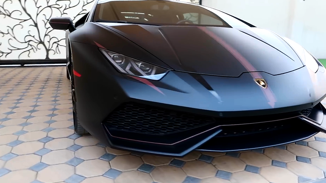 迪拜美女秀自己的古奇兰博基尼,却被车库的其