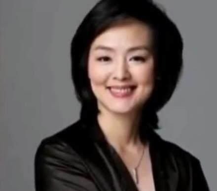 50岁主持孙小梅和丈夫近照, 姐弟恋婚姻幸福, 今现身气质如初
