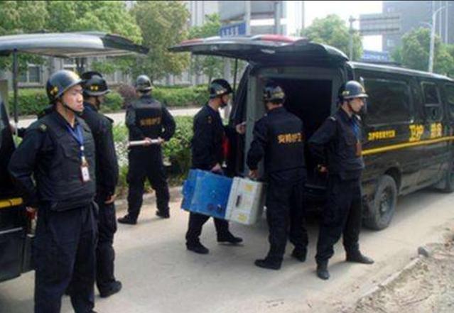 为什么运钞车在押运途中,停车也不会熄火呢?今天可算知道了