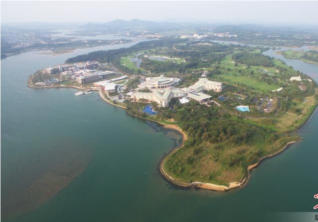 没有演戏功底却在18岁主演电影,继父养大,出名