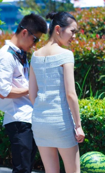 街拍: 美女弯腰拿西瓜的那一刻, 好身材展露无疑