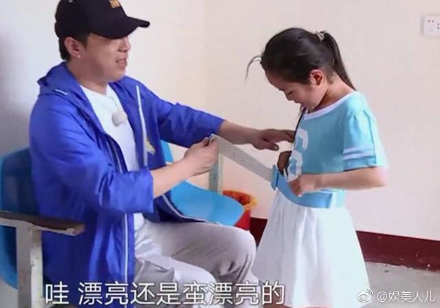 黄渤帮女孩换衣服,全程礼貌手网友纷纷点赞