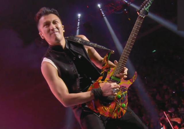 谢霆锋热血开唱《活着Viva》,尽显摇滚魅力,网