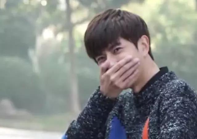 《凉生》花絮:于朦胧玩电动轮椅,无论是倒车还