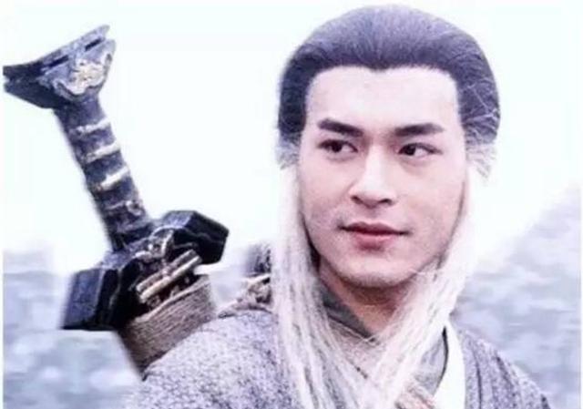 古天乐在《射雕英雄传》中饰演的杨过,身后背负玄铁重剑,无数人都争相