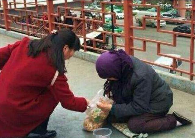 老人路上乞讨,女子每晚给老人送食物,三天后老