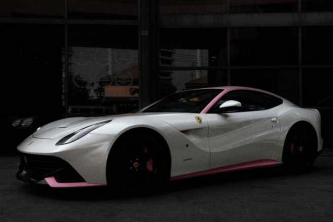 新提法拉利F12berlinetta，空间比一般超跑大，起步比一般超跑柔