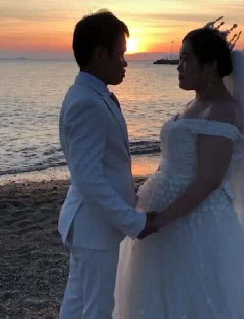 袖珍小夫妻海边拍婚纱照,摄像师一个主意,拍出来的成片让人感动