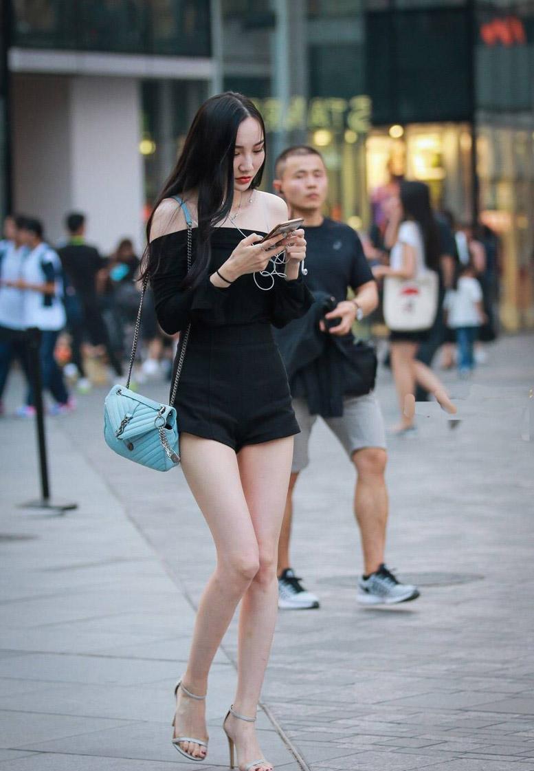 街拍: 杭州美女太敢穿了, 网友: 都真空上阵了, 让人