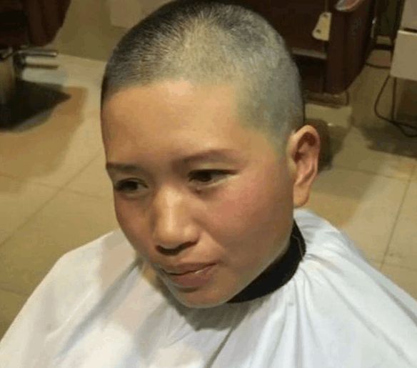 女子来到理发店,要求给她剃光头,她的解释令理发师崩溃!