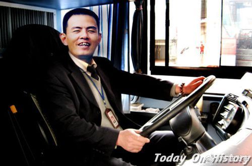 杭州最美司机吴斌高速路上舍身保护24名乘客