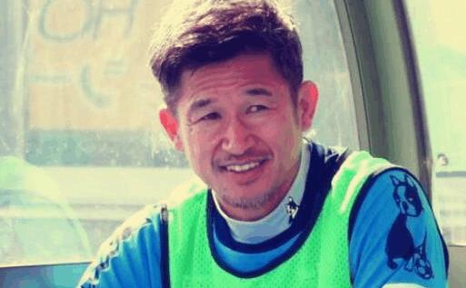 当今足坛年龄最大的现役职业球员是谁?