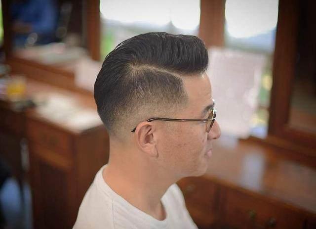 戴眼镜男生发型这样剪,年龄不是问题、发型产生距离!