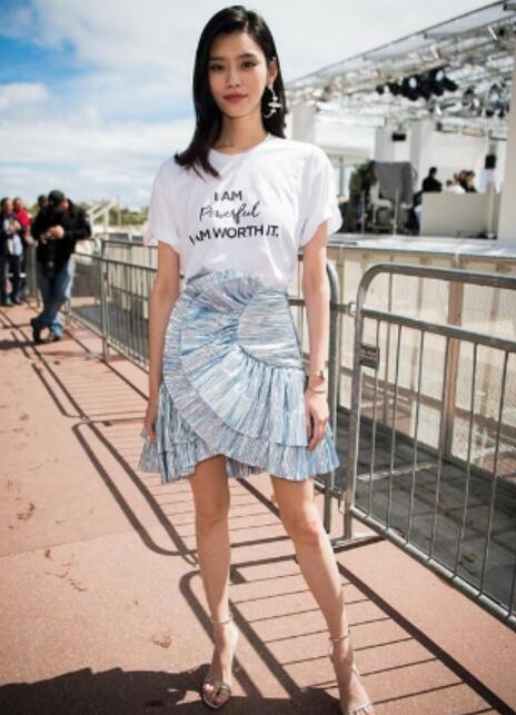 奚梦瑶真绝了!长筒靴子当紧身裤穿出机场,敢问