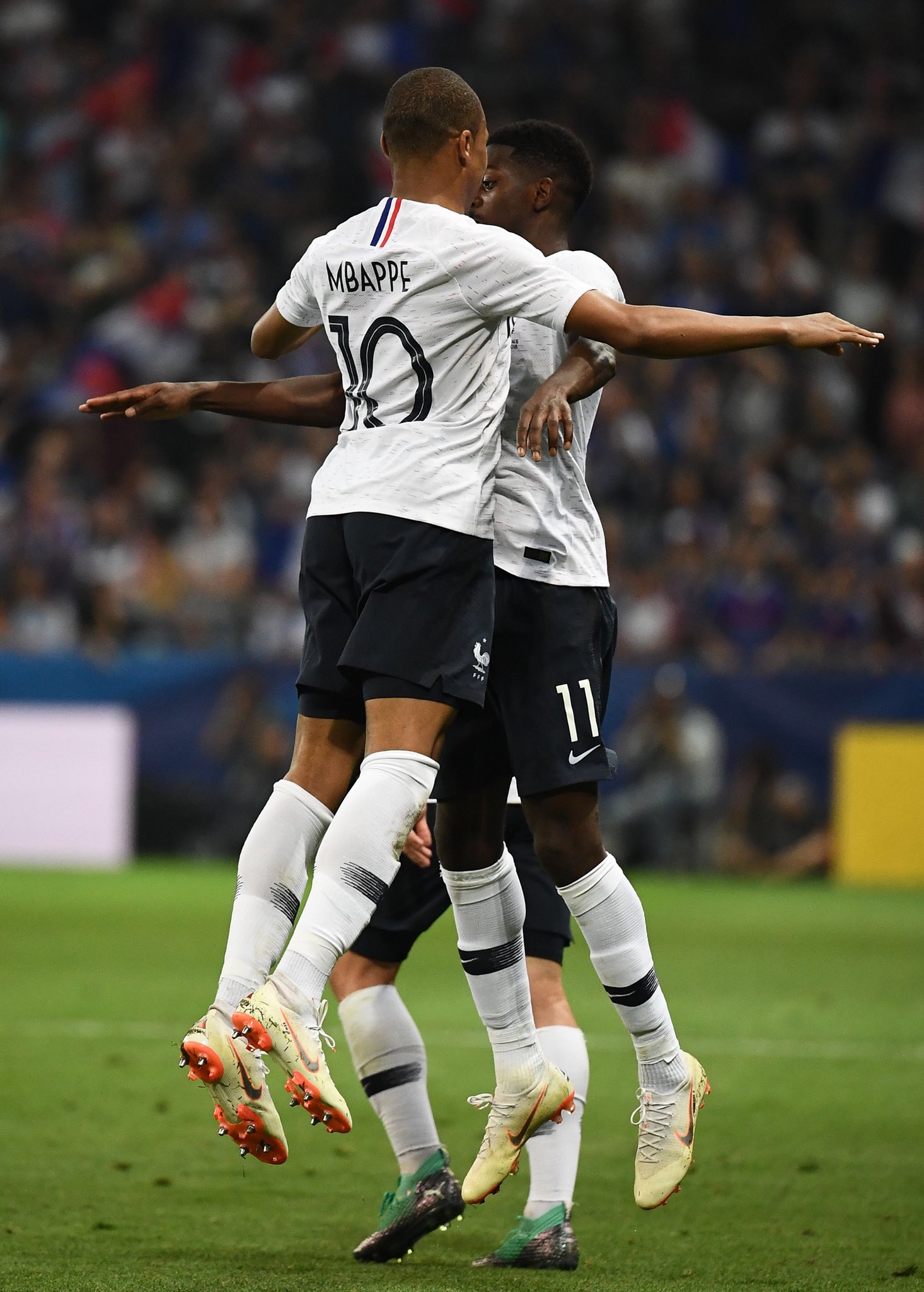 登登登贝莱在法国国家队19岁的姆巴佩称赞登