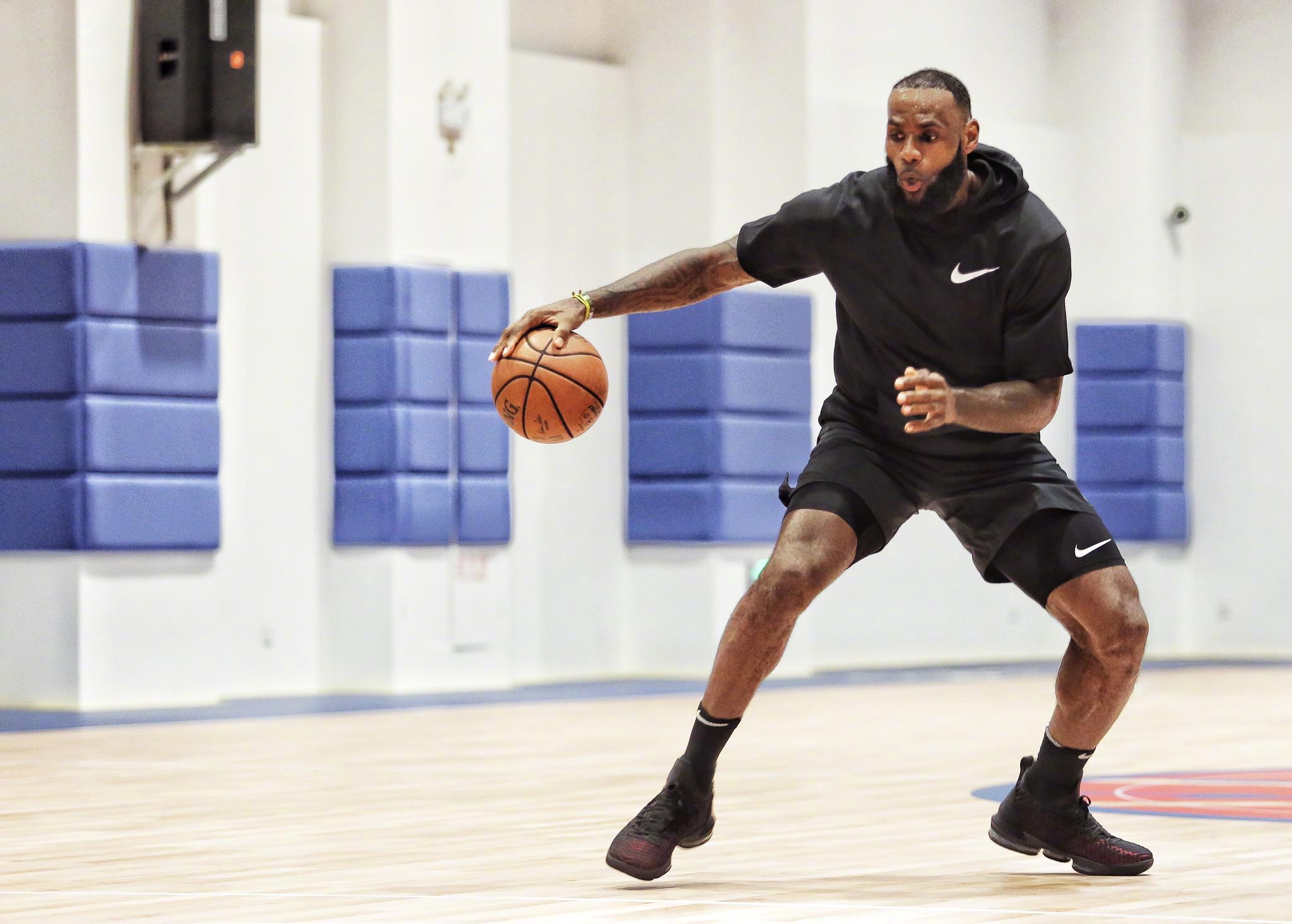 勒布朗·詹姆斯在中国行上海站期间私人训练时