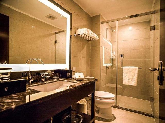 为什么酒店厕所浴室玻璃都是透明,或者半透明的?