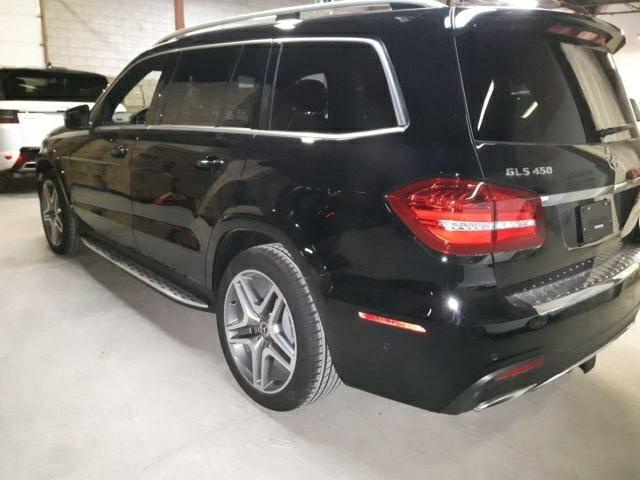 奔驰GLS450融合了强悍越野性能和舒适驾乘感受于一身