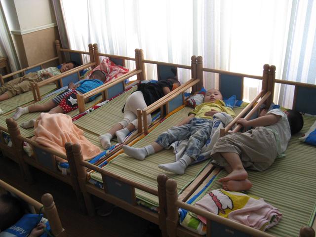 宝宝幼儿园不睡午觉怎么办?家长要做到这几点,养成午睡的好习惯