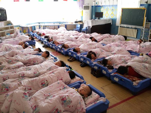 宝宝幼儿园不睡午觉怎么办?家长要做到这几点,养成午睡的好习惯