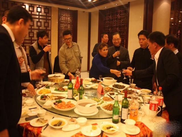 穷亲家被女方父母看不起,饭桌上老板亲自来敬