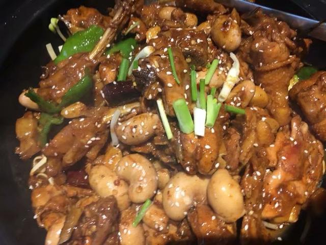 甲鱼烧土鸡公鸡蛋,都是滋阴壮阳的养生大补菜,甲鱼是冷血动物,性凉味