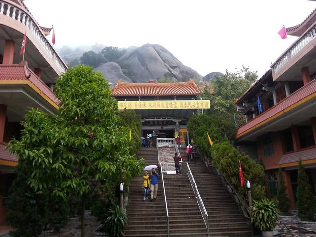 在汕头的东北边还有龙泉禅寺,从汕头大学前行五百米,便见香烟缭绕,雕