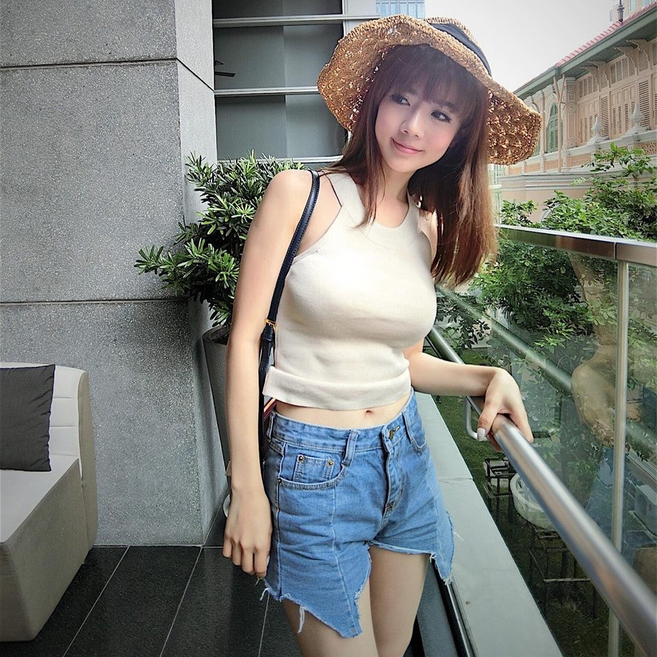 甜美空姐qbee张比比机上拍照，笑容迷人身材更把制服撑变形！