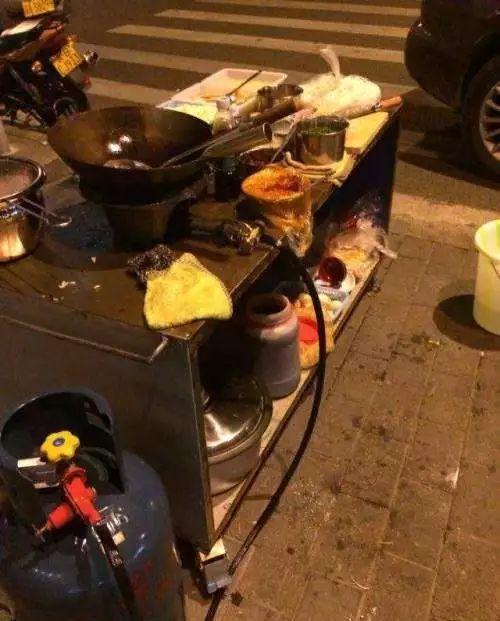 路边摆摊卖炒粉的小摊一年究竟能挣多少钱?