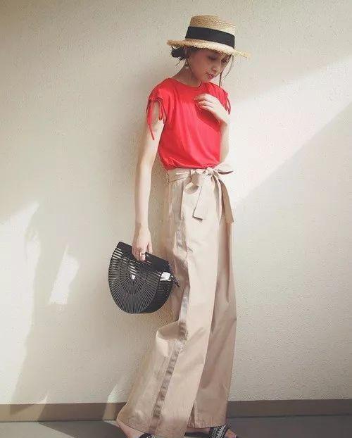 2018夏季时尚!黑色平底凉鞋营造夏季日系穿搭