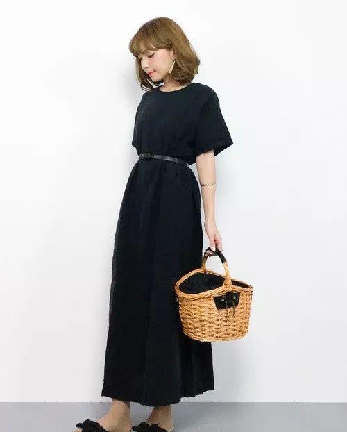 2018夏季时尚!黑色平底凉鞋营造夏季日系穿搭