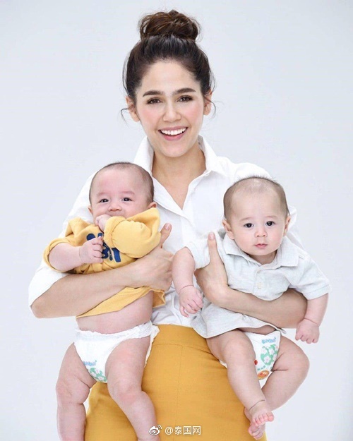 泰国女星Chompoo双胞胎儿子首次拍广告吸金