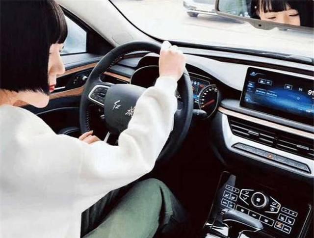 河北一位90后妙龄女子提红旗H5，看到车主时，竟比车子还养眼！