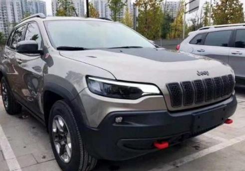 偶遇首台全新2019款Jeep自由光！轴距2705mm 配牧马人2.0T+四驱