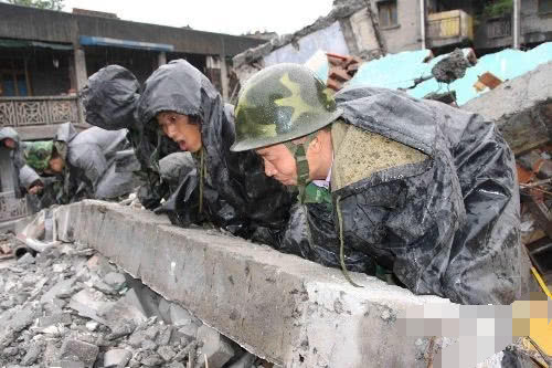 汶川地震已经十年了，一位主播含泪念出长串的伤亡数字